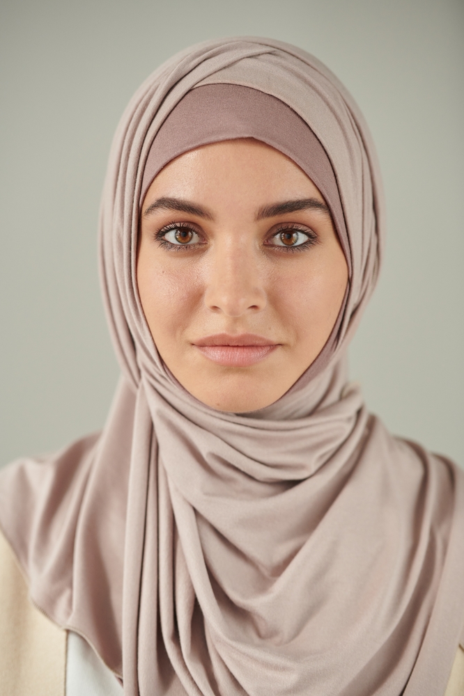 Vertical,Head,And,Shoulders,Portrait,Of,Beautiful,Young,Woman,Wearing