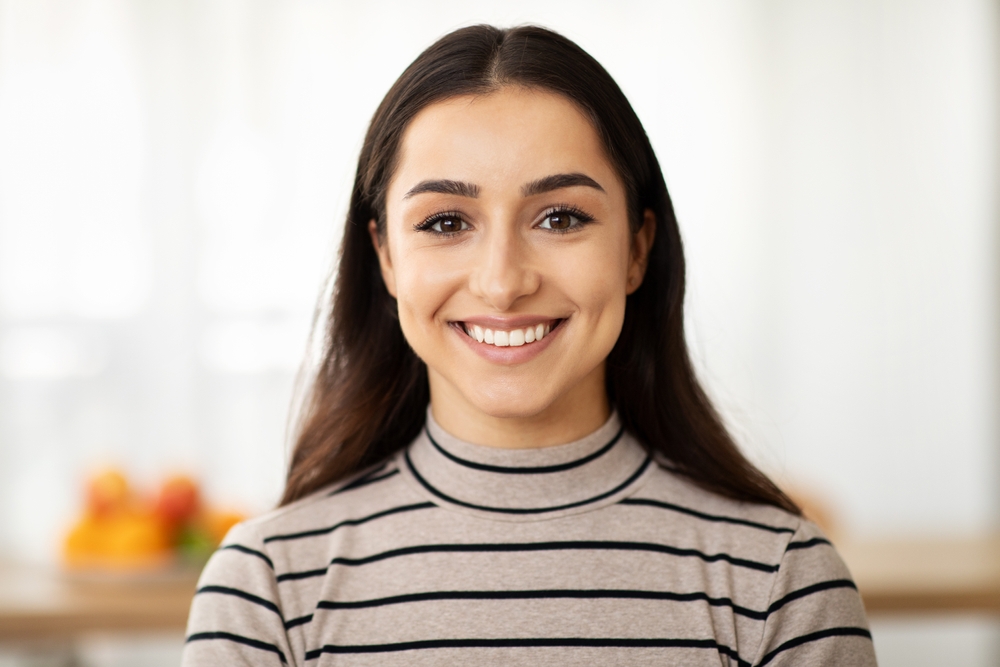 Headshot,Of,Cheerful,Young,Pretty,Arab,Lady,Looking,At,Camera